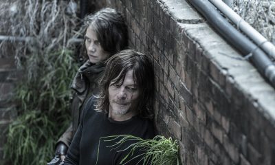 Daryl e Maggie escondidos dos soldados de Commonwealth em cena do episódio 17 da 11ª temporada de The Walking Dead.
