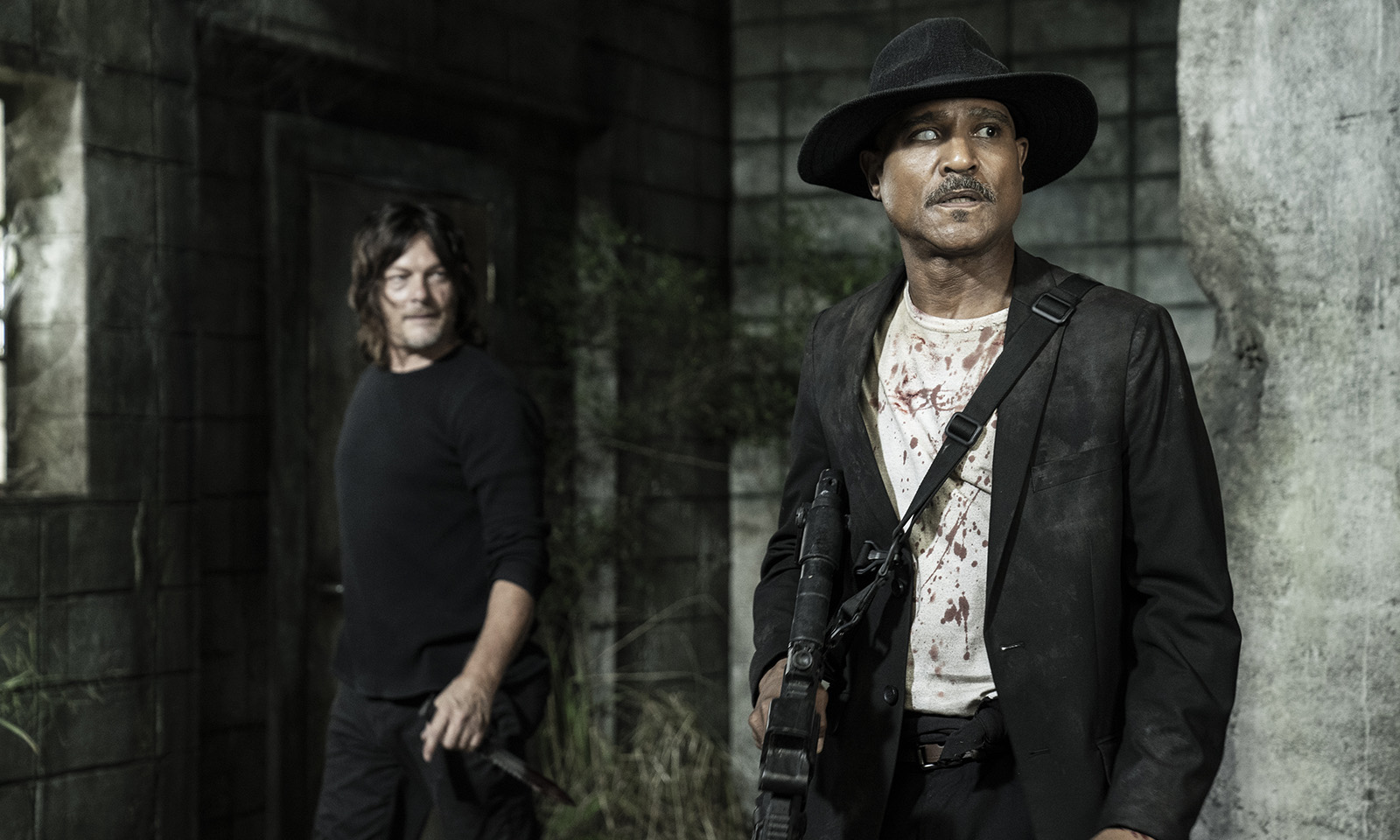 Gabriel e Daryl olhando para algo em cena do episódio 17 da 11ª temporada de The Walking Dead.
