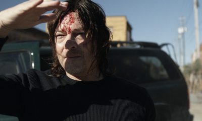 Daryl sangrando na cabeça e observando em cena do episódio 17 da 11ª temporada de The Walking Dead.