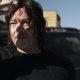 Daryl sangrando na cabeça e observando em cena do episódio 17 da 11ª temporada de The Walking Dead.