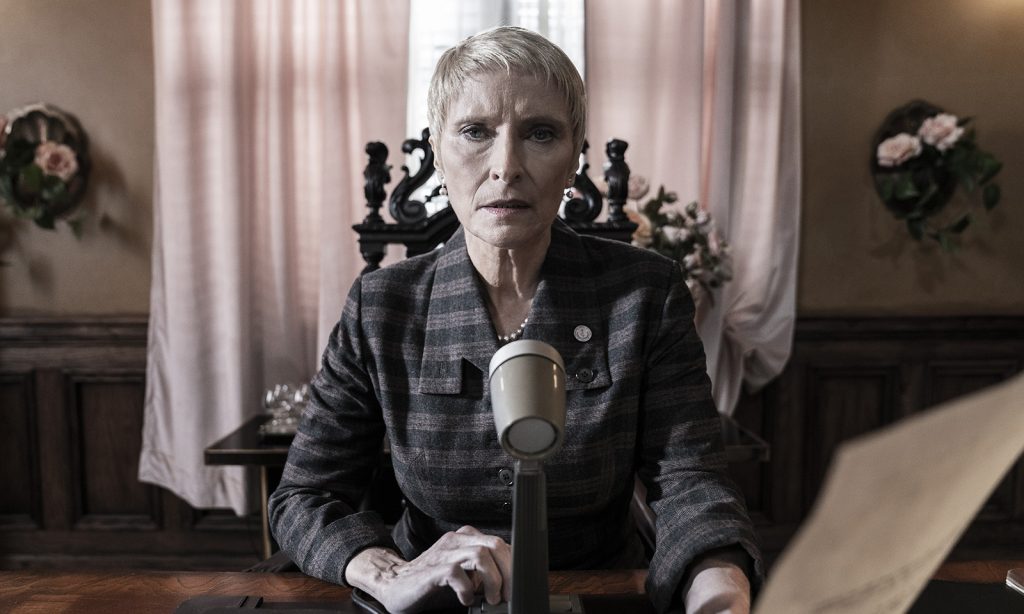 Pamela pensativa em cena do episódio 18 da 11ª temporada de The Walking Dead.