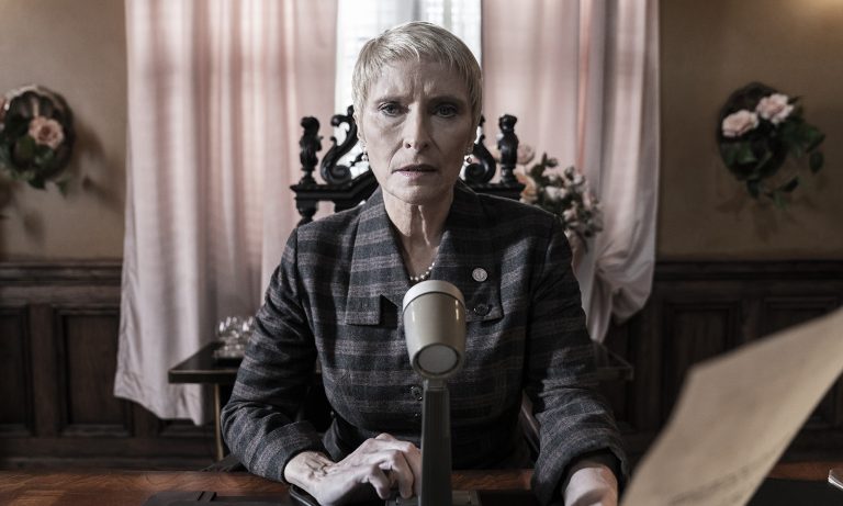 Pamela pensativa em cena do episódio 18 da 11ª temporada de The Walking Dead.