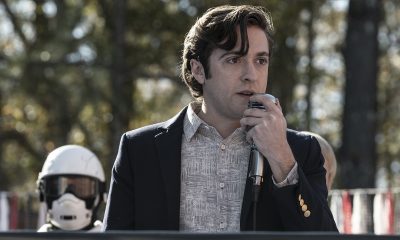 Sebastian falando no microfone em cena do episódio 18 da 11ª temporada de The Walking Dead.