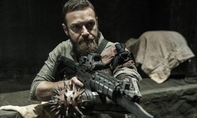 Aaron apontando sua arma em cena do episódio 18 da 11ª temporada de The Walking Dead.