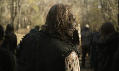 Zumbi olhando para o lado direito no meio de uma horda em cena do episódio 19 da 11ª temporada de The Walking Dead.
