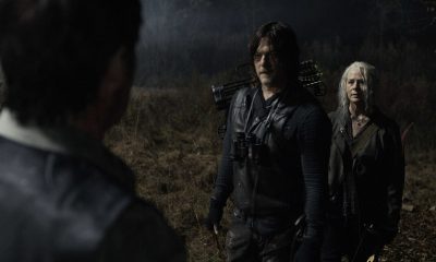Daryl e Carol conversando com Lance na floresta a noite em cena do episódio 20 da 11ª temporada de The Walking Dead.