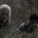 Carol e Lance escondidos no mato em cena do episódio 20 da 11ª temporada de The Walking Dead.