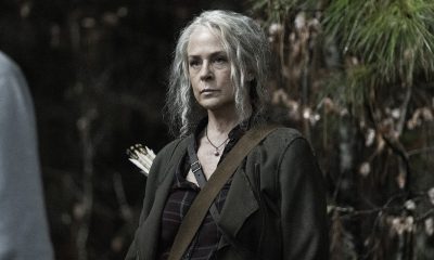 Carol conversando com alguém em cena do episódio 20 da 11ª temporada de The Walking Dead.