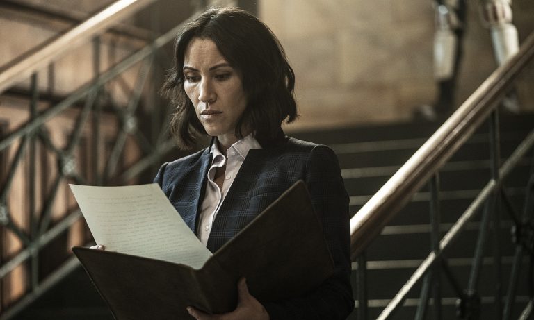 Yumiko lendo o discurso que Pamela preparou para ela ler para o povo de Commonwealth em cena do episódio 20 da 11ª temporada de The Walking Dead.