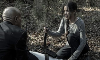 Rosita segurando o facão e conversando com Gabriel em cena do episódio 21 da 11ª temporada de The Walking Dead.