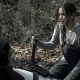 Rosita segurando o facão e conversando com Gabriel em cena do episódio 21 da 11ª temporada de The Walking Dead.