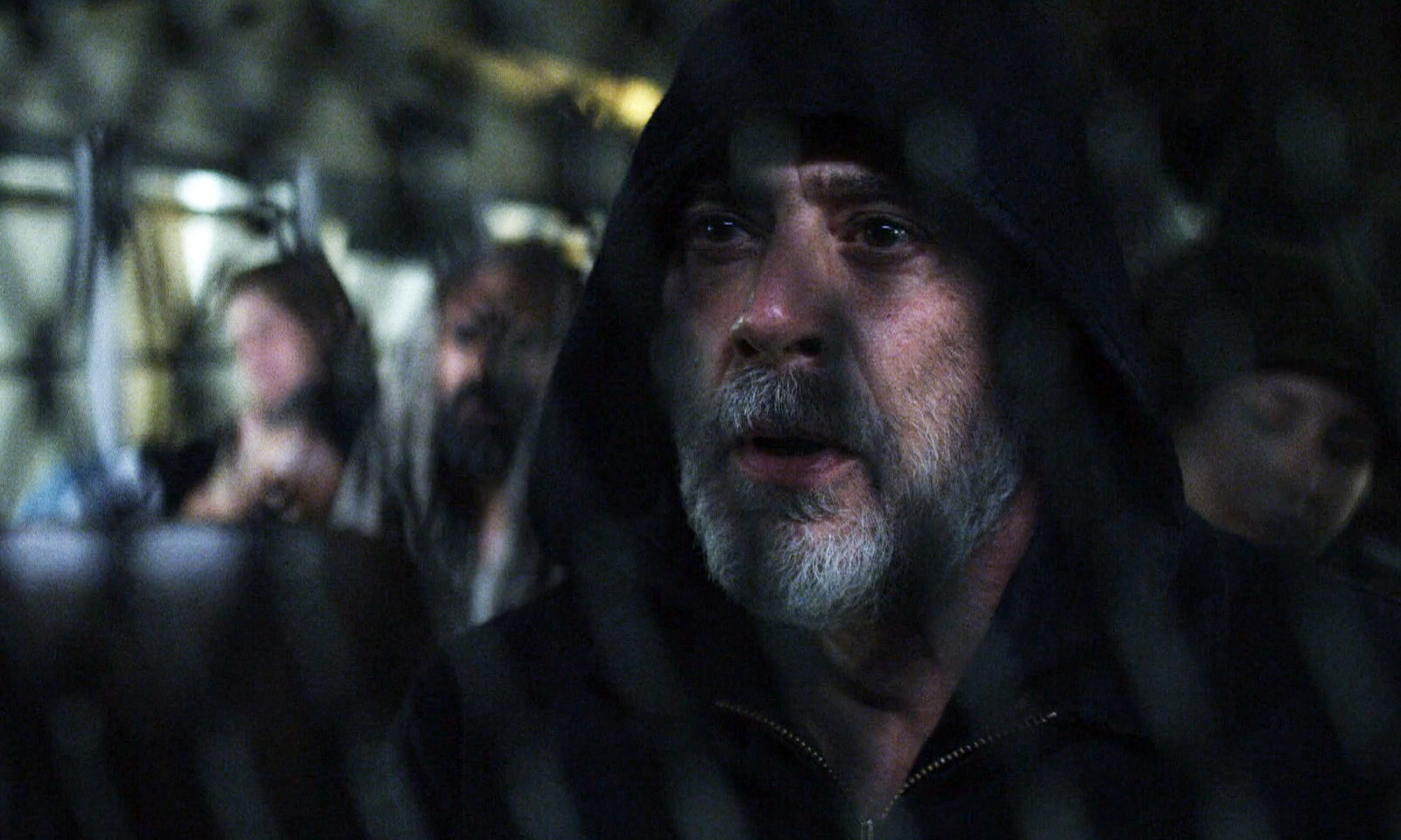 Negan como prisioneiro no ônibus de Commonwealth no episódio 21 da 11ª temporada de The Walking Dead.