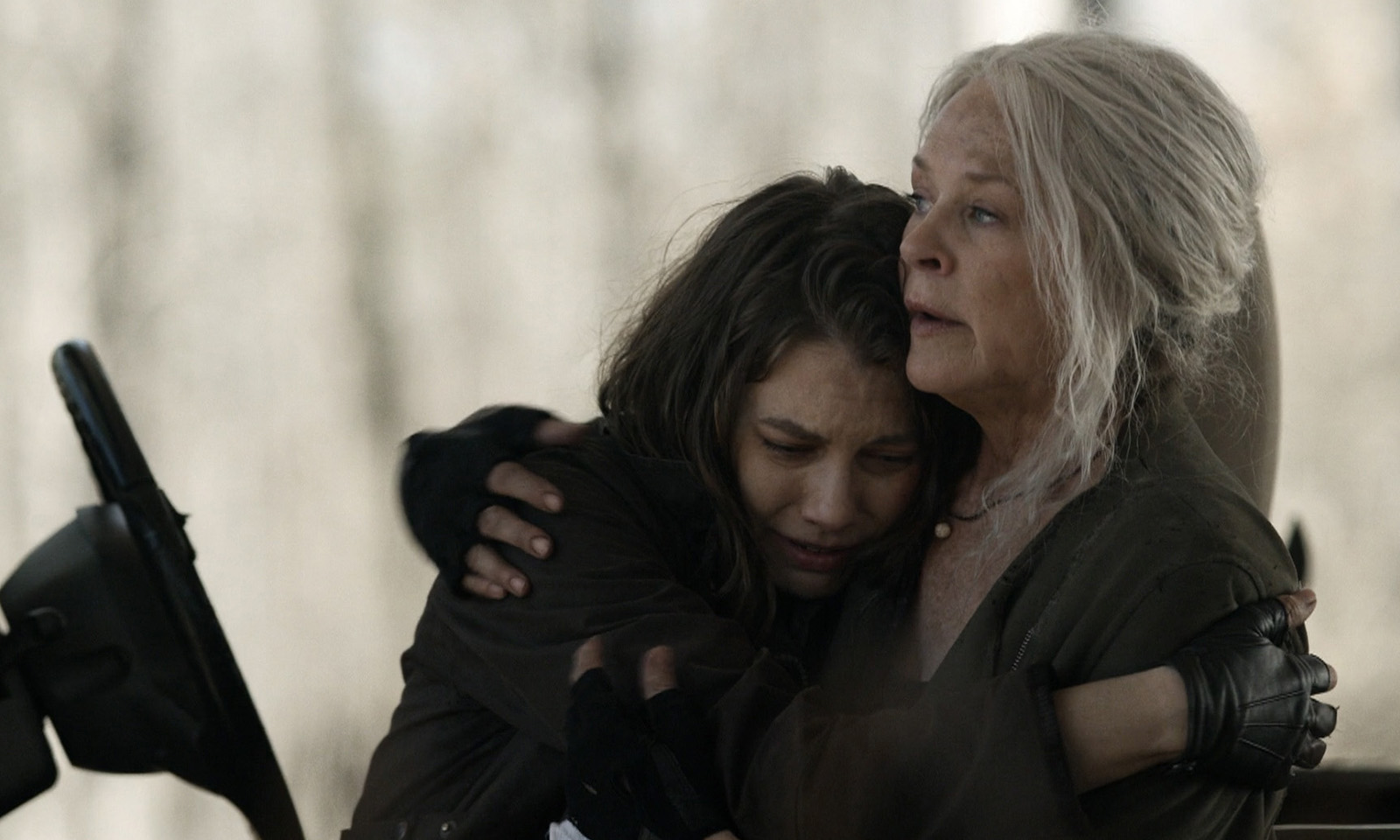 Carol abraçando Maggie enquanto ela chora em cena do episódio 21 da 11ª temporada de The Walking Dead.