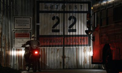 Soldado de Commonwealth em uma moto em frente aos portões de Alexandria que agora é considerado o Posto Avançado 22 em cena do episódio 21 da 11ª temporada de The Walking Dead.