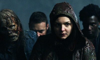 Lydia, Aaron e Elijah andando entre os zumbis em cena do episódio 22 da 11ª temporada de The Walking Dead.