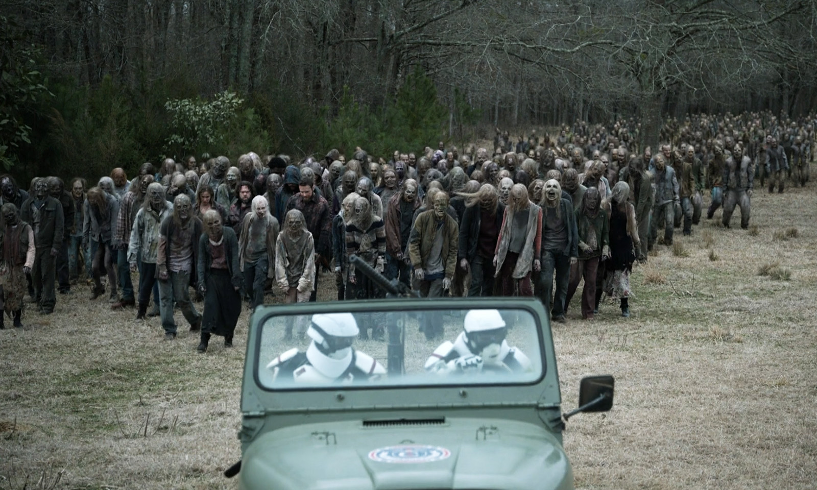 Horda de zumbis sendo guiada pelos soldados de Commonwealth com Aaron, Lydia, Elijah, Luke e Jules infiltrados nela em cena do episódio 23 da 11ª temporada de The Walking Dead.