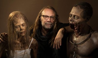 Diretor Greg Nicotero ao lado de dois zumbis de The Walking Dead em ensaio promocional.