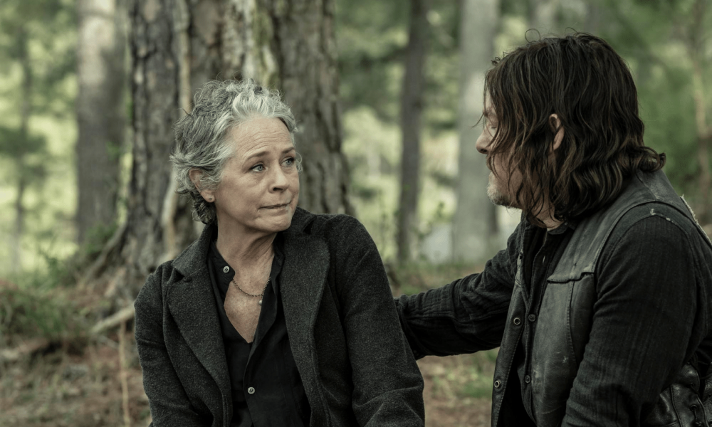 Carol e Daryl conversando emocionados em cena do último episódio de The Walking Dead.