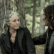 Carol e Daryl conversando emocionados em cena do último episódio de The Walking Dead.