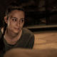 Rosita triste sentada no chão em cena do último episódio de The Walking Dead.