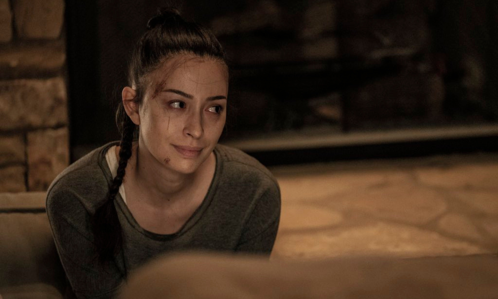 Rosita triste sentada no chão em cena do último episódio de The Walking Dead.