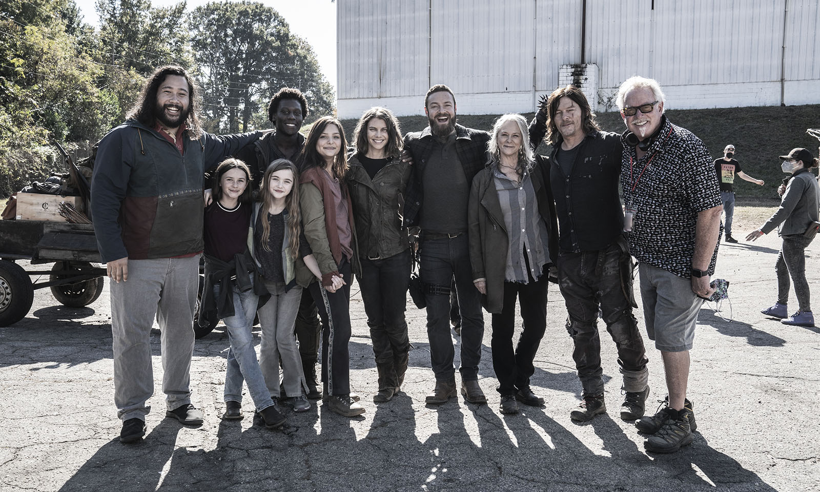 Atores do elenco principal reunidos e felizes em foto dos bastidores da última temporada de The Walking Dead.