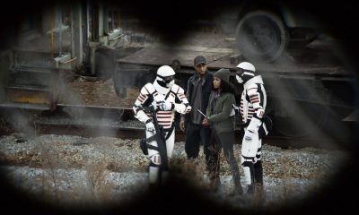 Dois soldados de Commonwealth levando Connie para algum lugar desconhecido em cena do episódio 21 da 11ª temporada de The Walking Dead.