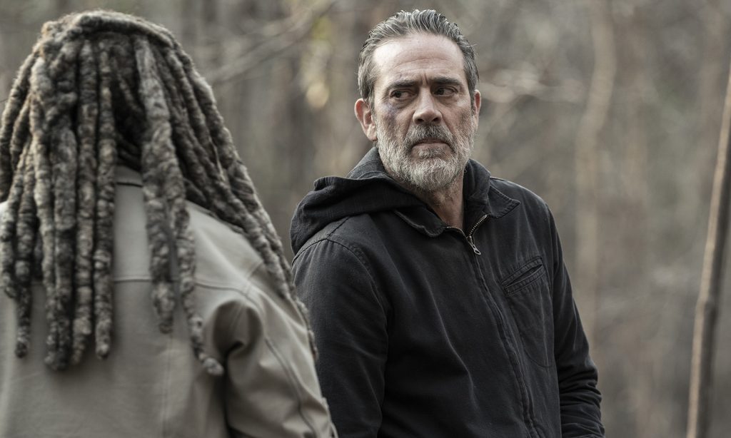 Negan conversando com Ezekiel em cena do episódio 22 da 11ª temporada de The Walking Dead.