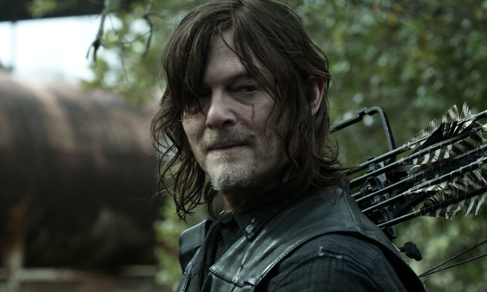 Daryl com sua besta em cena do episódio 23 da 11ª temporada de The Walking Dead.