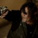 Daryl apontando o revólver para alguém em cena do episódio 23 da 11ª temporada de The Walking Dead.
