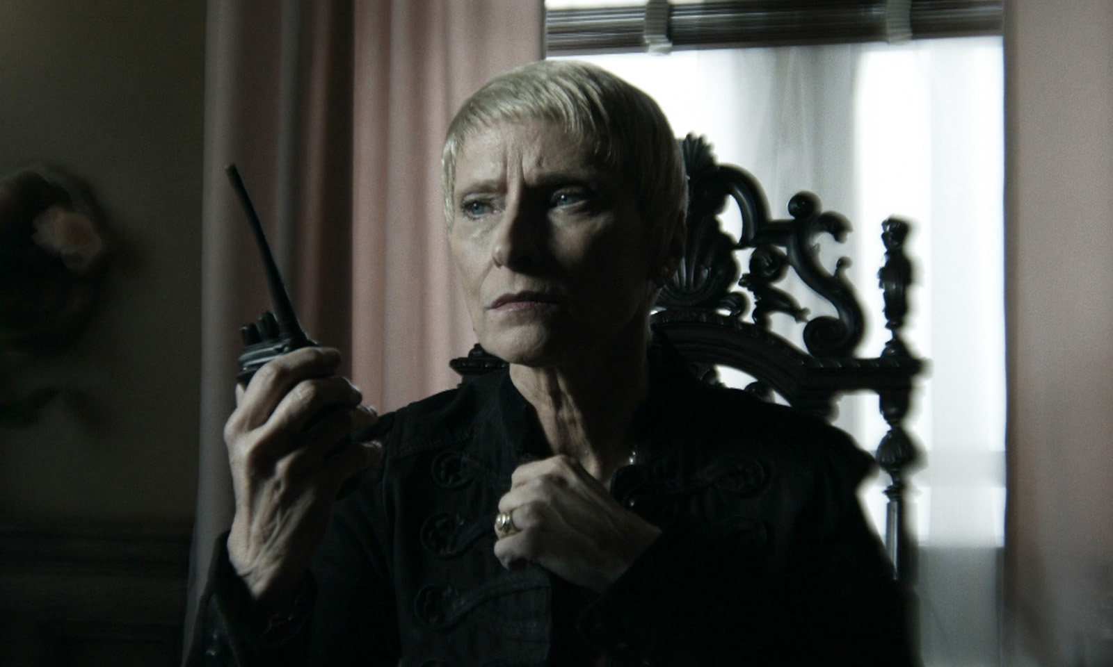 Pamela Milton segurando um rádio preocupada em cena do episódio 23 da 11ª temporada de The Walking Dead.