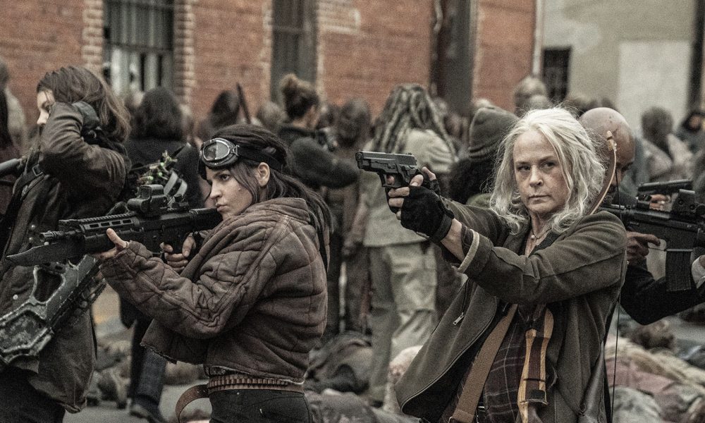 Gabriel, Carol, Princesa, Maggie e os outros com suas armas cercados pela horda de Walkers em cena do episódio 24 da 11ª temporada de The Walking Dead.