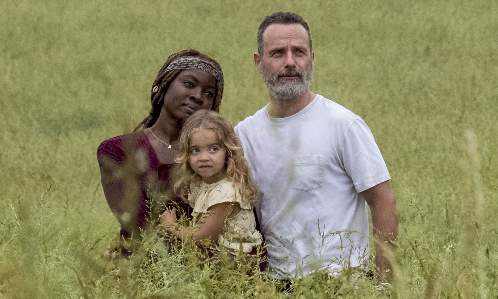 Rick, Michonne e Judith quando era mais nova em um campo em cena do episódio 1 da 9ª temporada de The Walking Dead.