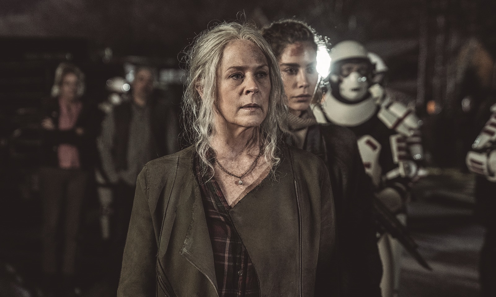 Carol e Magna olhando para algo ou alguém em cena do último episódio da 11ª temporada de The Walking Dead.