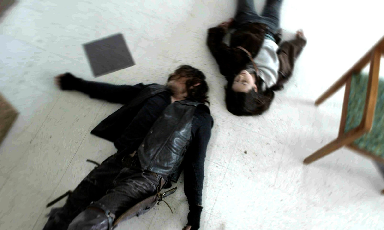 Daryl e Judith caídos no chão do hospital em cena do último episódio de The Walking Dead.