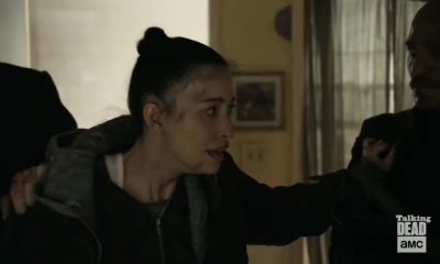 Rosita desesperada se segurando em Gabriel e Eugene em cena do episódio 24 da 11ª temporada de The Walking Dead.