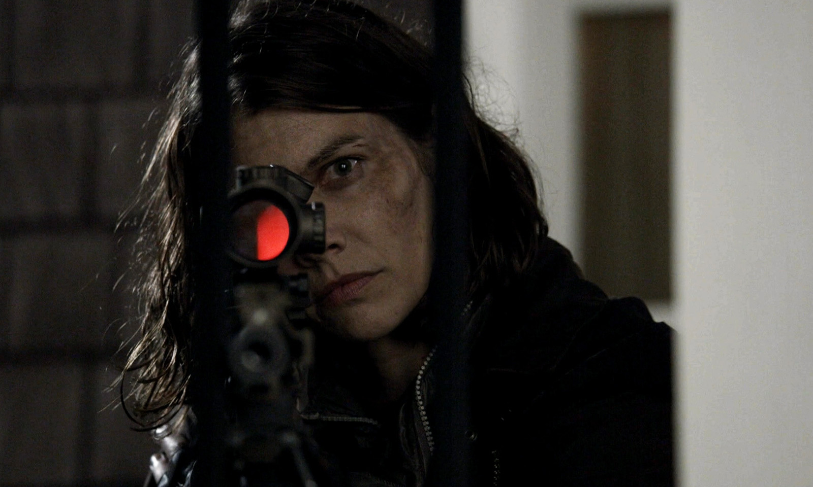 Maggie mirando com sua arma em cena do episódio 24 da 11ª temporada de The Walking Dead.