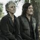 Carol e Daryl sentados conversando em cena do último episódio de The Walking Dead.