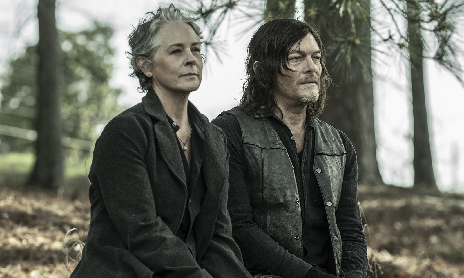 Carol e Daryl sentados conversando em cena do último episódio de The Walking Dead.