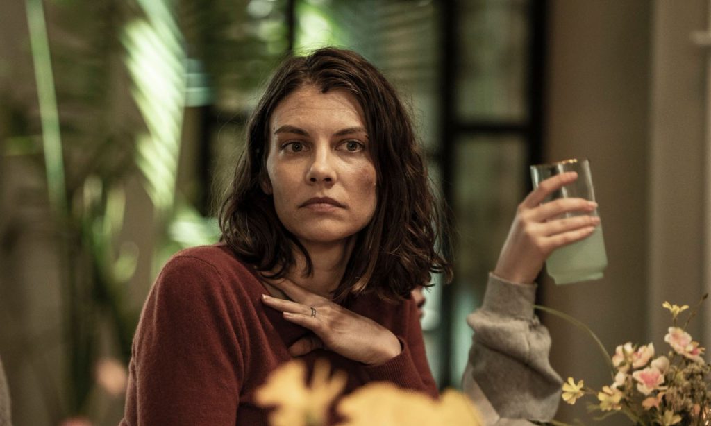 Maggie observando em cena do episódio 24 da 11ª temporada de The Walking Dead.