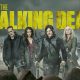 Personagens principais no pôster oficial da terceira parte da 11ª temporada com a logo de The Walking Dead ao fundo.