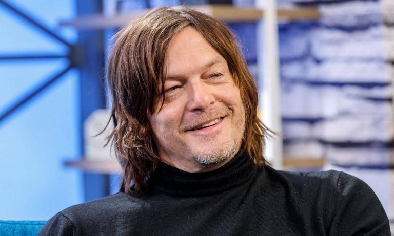 Norman Reedus sorrindo e feliz em entrevista desconhecida.