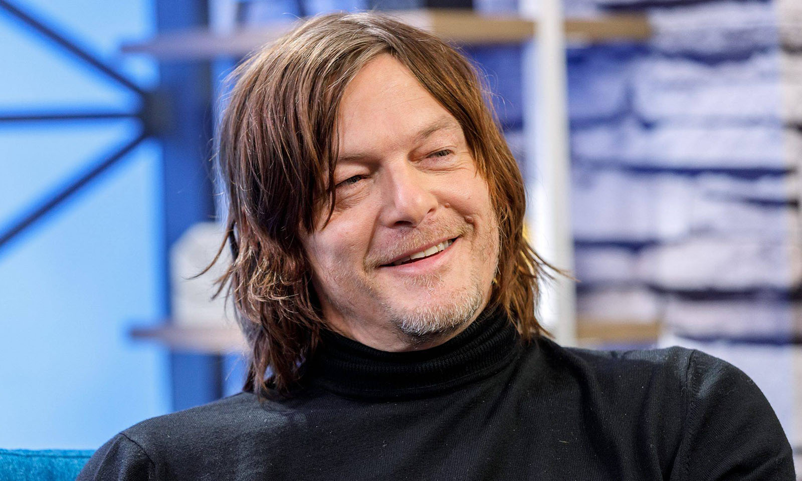 Norman Reedus sorrindo e feliz em entrevista desconhecida.