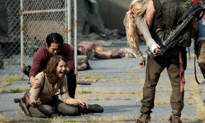 Maggie devastada e chorando enquanto é consolada por Glenn após descobrir a morte de Beth na 5ª temporada de The Walking Dead.