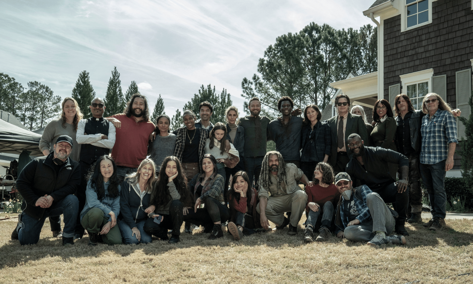 Elenco de The Walking Dead no set no último dia de gravações da série.