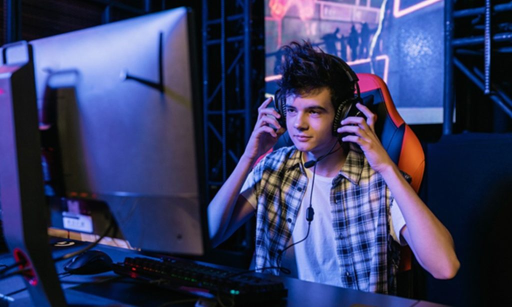 Garoto segurando fone e se preparando para jogar no e-sports.