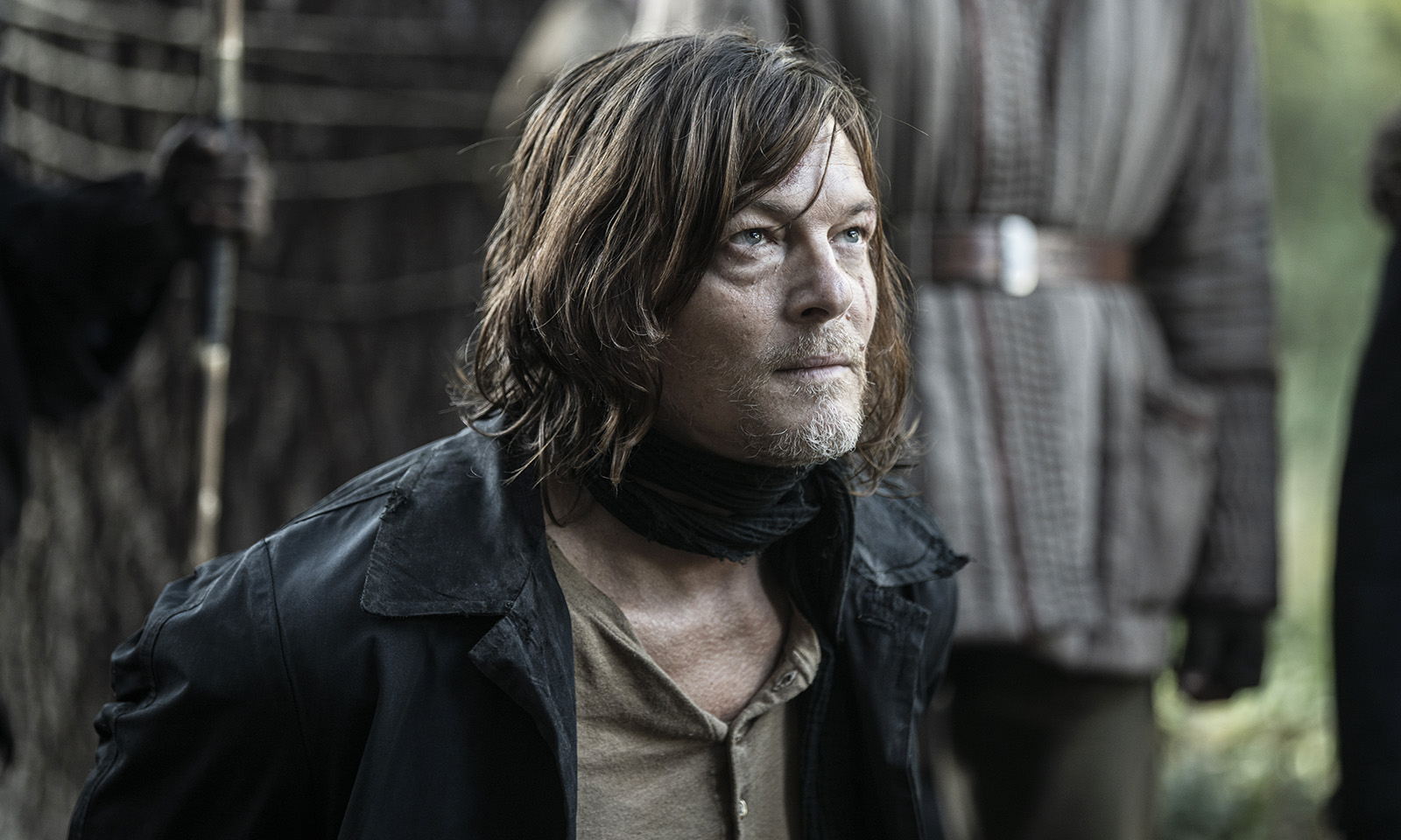 Daryl Dixon de joelhos feito de refém em cena do spin-off "The Walking Dead: Daryl Dixon".