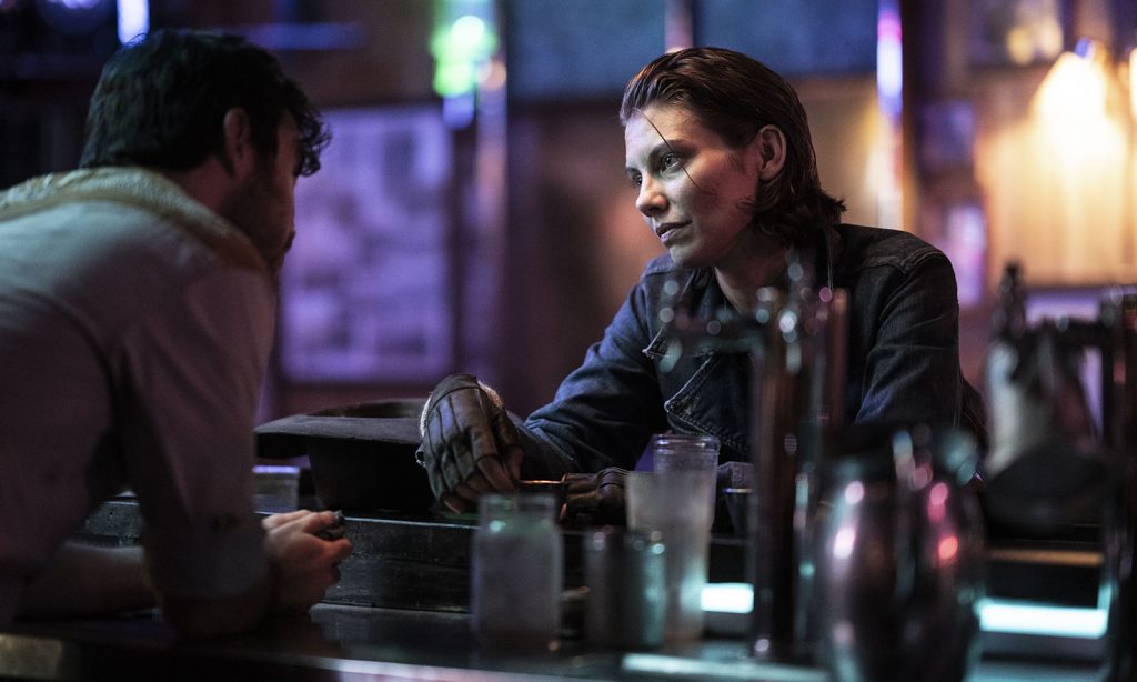 Maggie em um bar conversando com um desconhecido em cena da primeira temporada de The Walking Dead: Dead City.