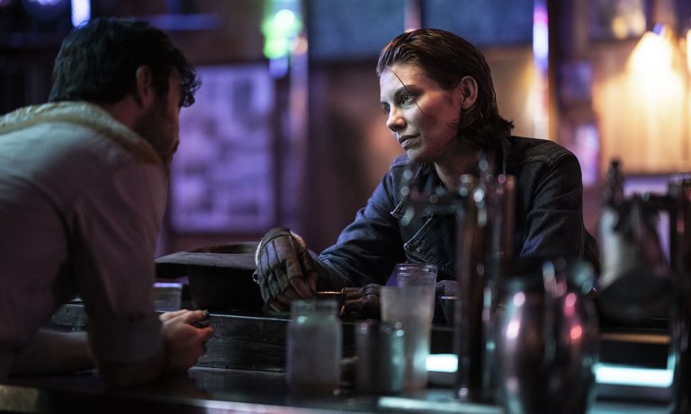 Maggie em um bar conversando com um desconhecido em cena da primeira temporada de The Walking Dead: Dead City.