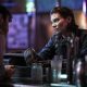 Maggie em um bar conversando com um desconhecido em cena da primeira temporada de The Walking Dead: Dead City.